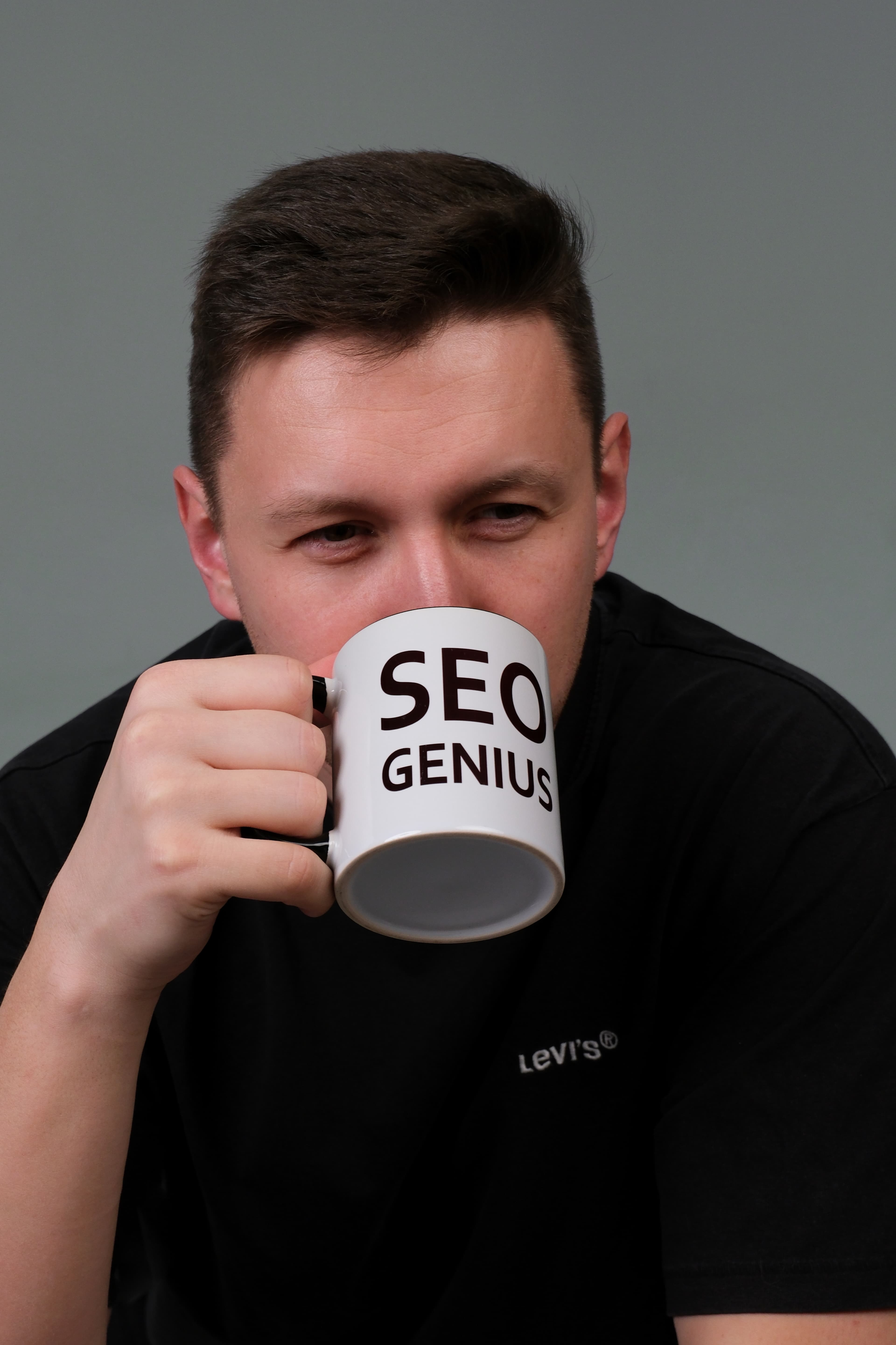 Специалист SEO Secrets с кружкой SEO Genius